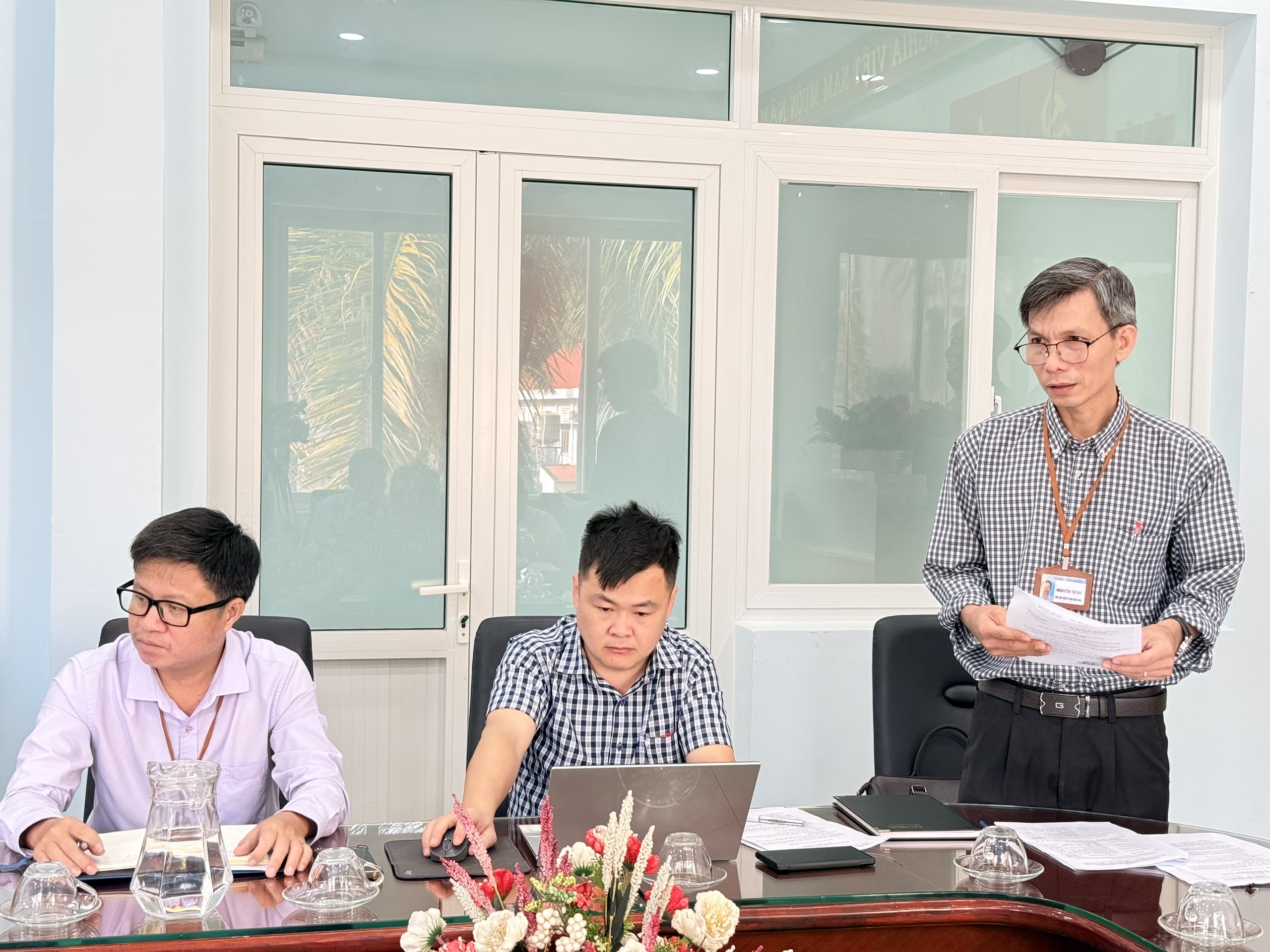 Đồng chí Nguyễn Tự Do - Phó Chủ tịch UBND xã báo cáo với Đoàn kiểm tra về công tác quản lý an toàn thực phẩm trên địa bàn xã.